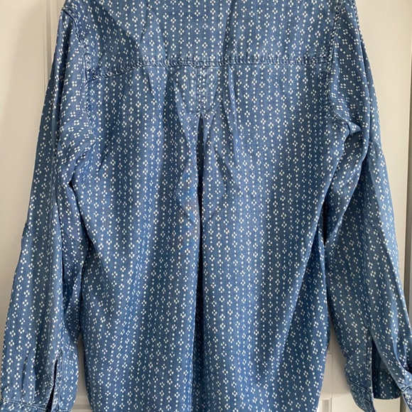 NWOT Cloth & Stone Medium Blue Chambray Blouse Size Small - Picture 4 of 5
